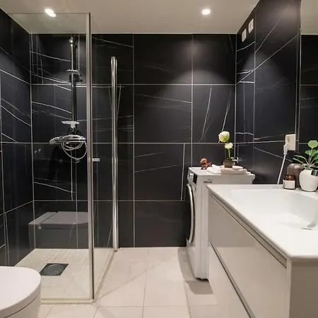 2br 200 M From Metro And Airport Bus And Free Parking *